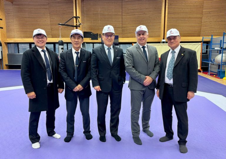 Alain Khoury fondateur de IzziDan avec Les Grands Maîtres de Corée Kim Jong Wan, Lee Young Seon,Lee Won Sik et Lee Jin-Han pour l'examen des Hauts Gradés de la FFTDA avec IZZIDAN